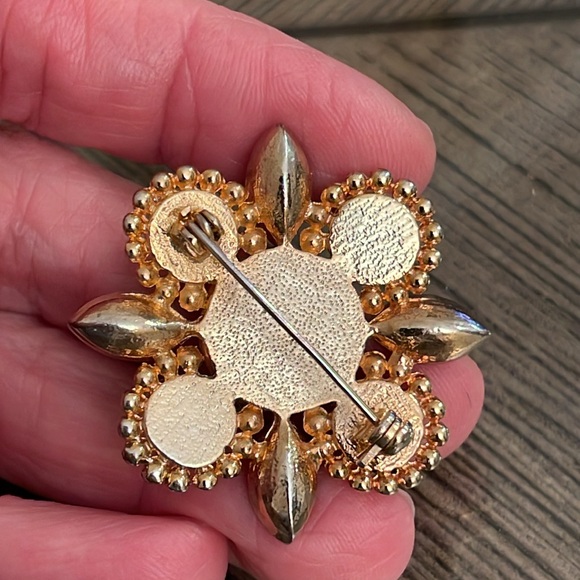 Vintage Floral Like Design Brooch with Pearl & Rhinestone Accents - Picture 7 of 15